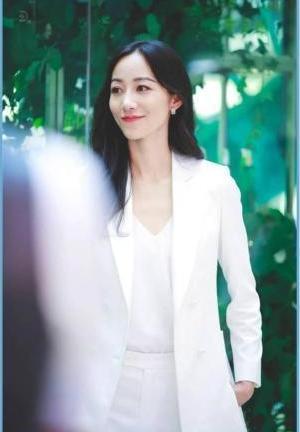 43岁的赵薇穿白西装太霸气，35岁的韩雪却不一样，网友：太仙气了