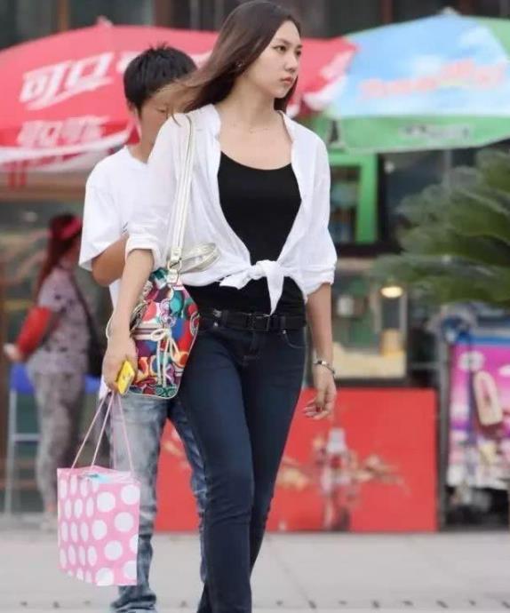 「清爽」街拍:清爽美丽的女孩,美丽的穿搭,尽显女神风范