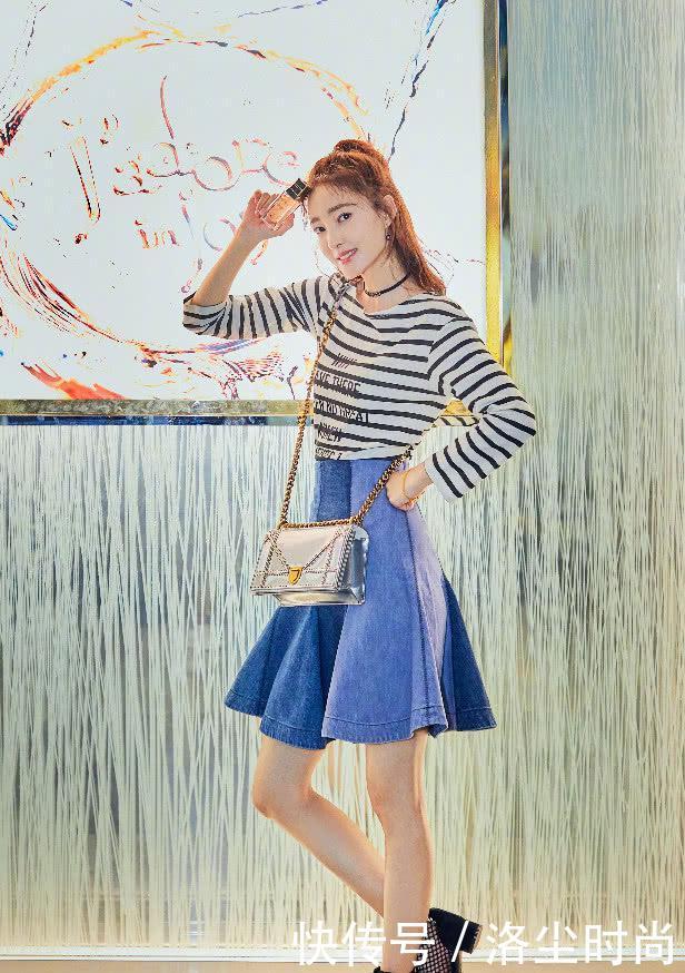 王丽坤这时尚绝了，勒个“塑料圈”显瘦，用上了白色真瘦不下去！