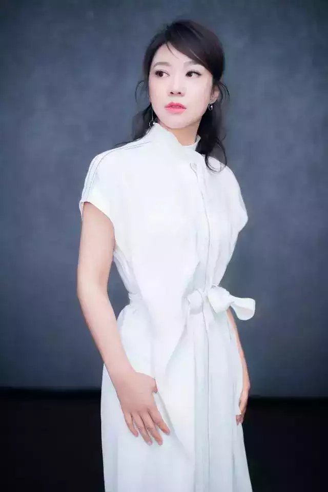 闫妮这薄纱穿的太紧了！身材曲线一览无余，网友：看到了不该看的