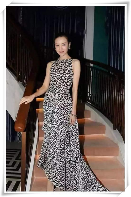 董洁不走寻常路！短裙下面也能穿破洞裤？网友：越奇葩越时尚？