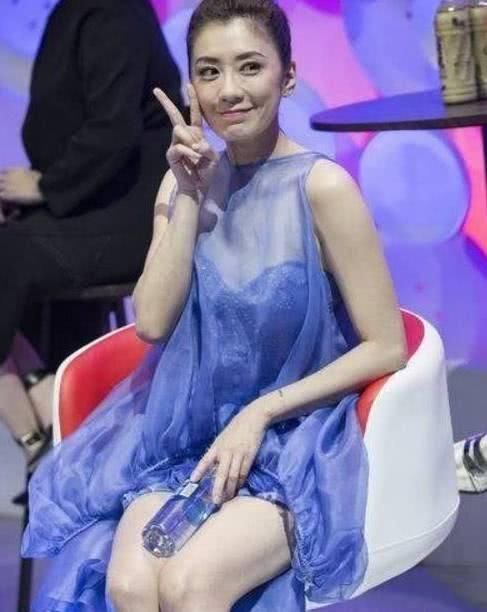 不得了，43岁贾静雯因为裙子太短，竟然靠着矿泉水瓶遮羞！