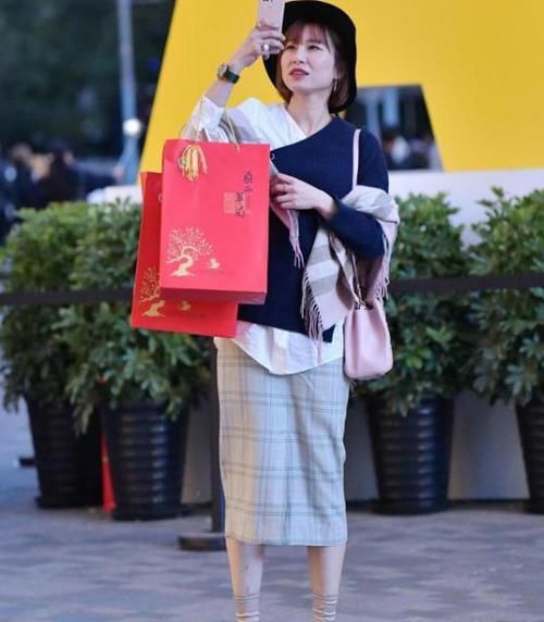 「靓丽」街拍:笑容甜美的小姐姐,一件黑色连衣裙外搭白色开衫,靓丽迷人