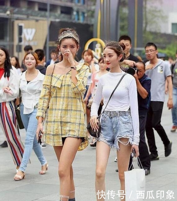 【满分】路人街拍,气质满分的小姐姐,大长腿配高跟鞋很适合,回头率很高