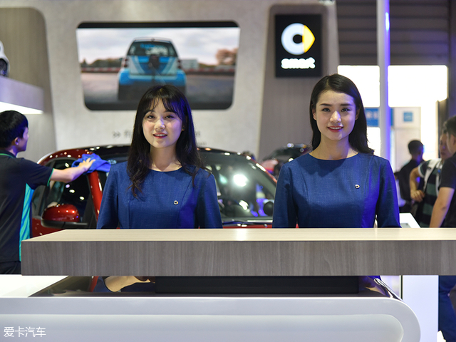 看2018成都国际车展各家美女争相斗艳