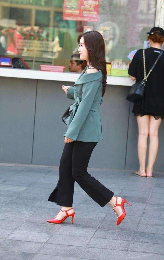 气质小姐姐职业露肩装穿甜美可爱, 婴儿肥也能穿出时尚轻熟女范儿