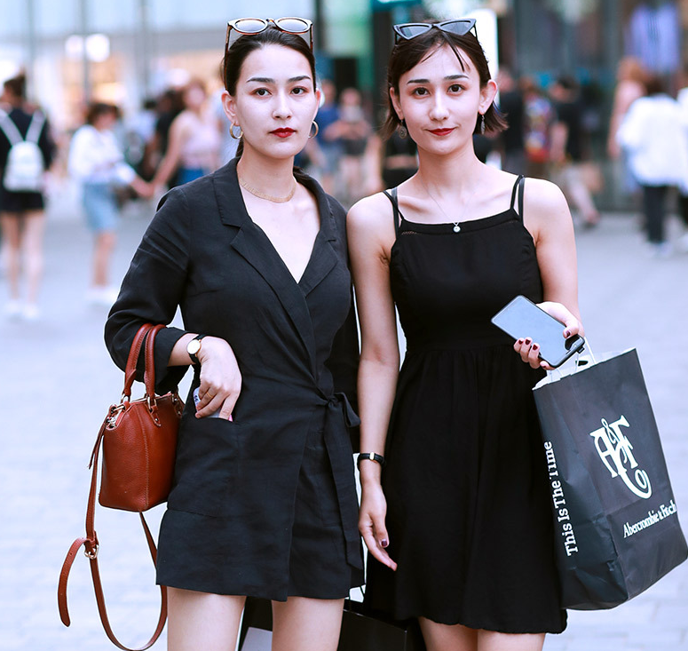 街拍美女：走起路来都风姿摇曳，更是秀丽端庄，美丽动人！