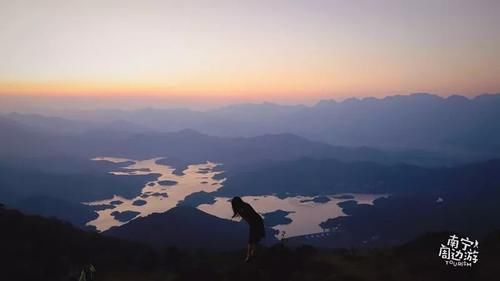 这才是广西未开发秘境，绝美的高山草原....免费！烧烤露营看星星