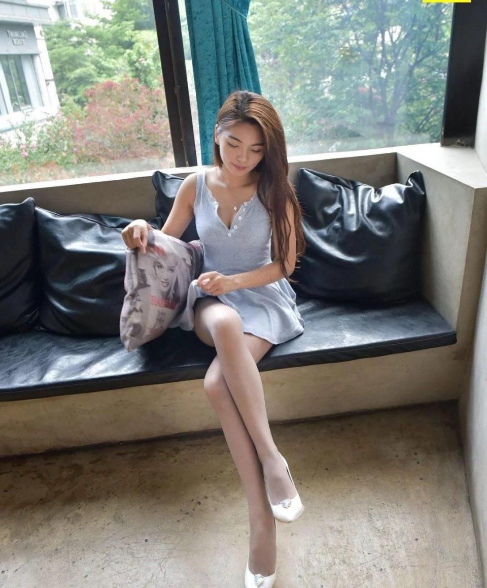 街拍性感的灰丝美腿短裙妹子