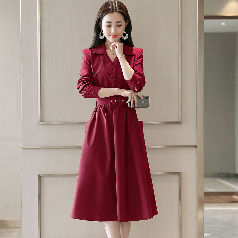 黑裤子扔了吧!听说70后女人都穿这，秋裙+高跟鞋，想不嫩都难