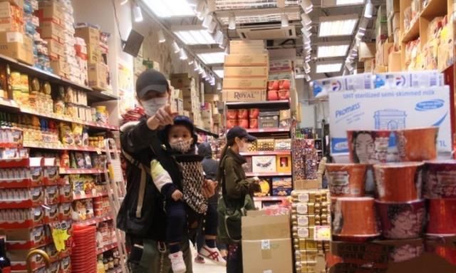  #郑嘉颖#郑嘉颖抱娃带妻去逛街，儿子Rafael萌态十足，发现被跟拍面露不悦
