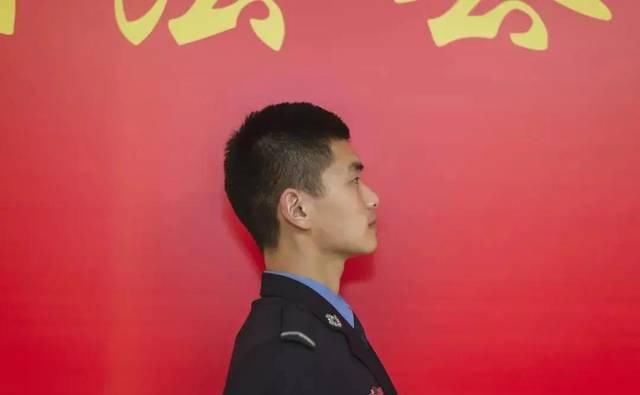  人民警察@藏蓝的警服，干练的头发......