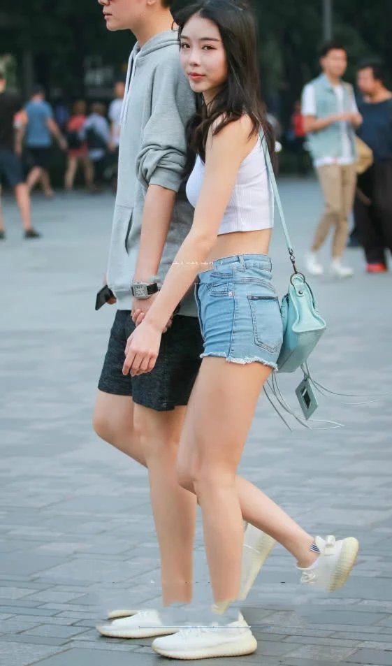 性感小姐姐吊带漏脐装搭配超短牛仔裤，丰润的双腿很吸睛，值得一