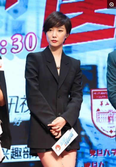 王珞丹穿抹胸现身，网友：目测也就10厘米宽！