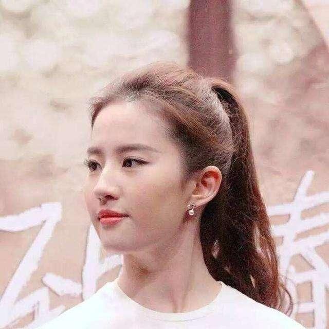  「脸上」脸上有这3个“特征”的女生,别总披头散发,扎头发露五官更女神
