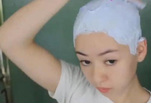 妹子狠心将头发剃光，当戴上耳环那一刻，简直是“宅男杀”漂亮！