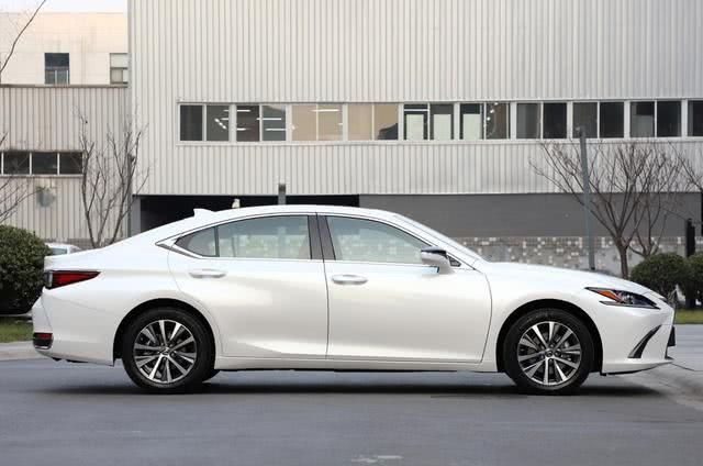  [豪车]这豪车买低配就够了，标配10气囊＋全速自适应巡航，图的就是安心