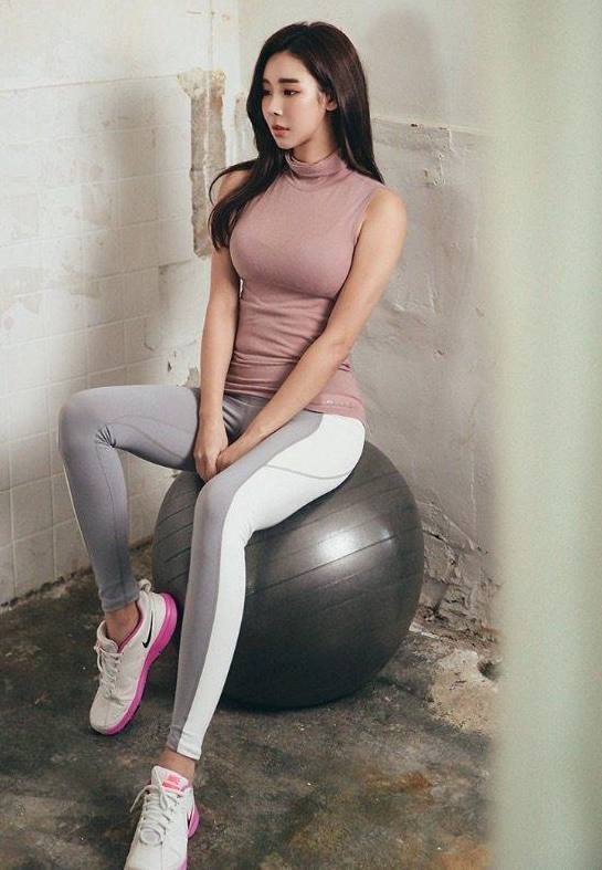 身姿摇曳的打底裤美女，特别有时代韵味，充满女神气质！