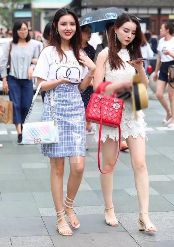 『秋月』街拍:皎若秋月的美女,一条粉色的连衣裙,时尚唯美好身姿