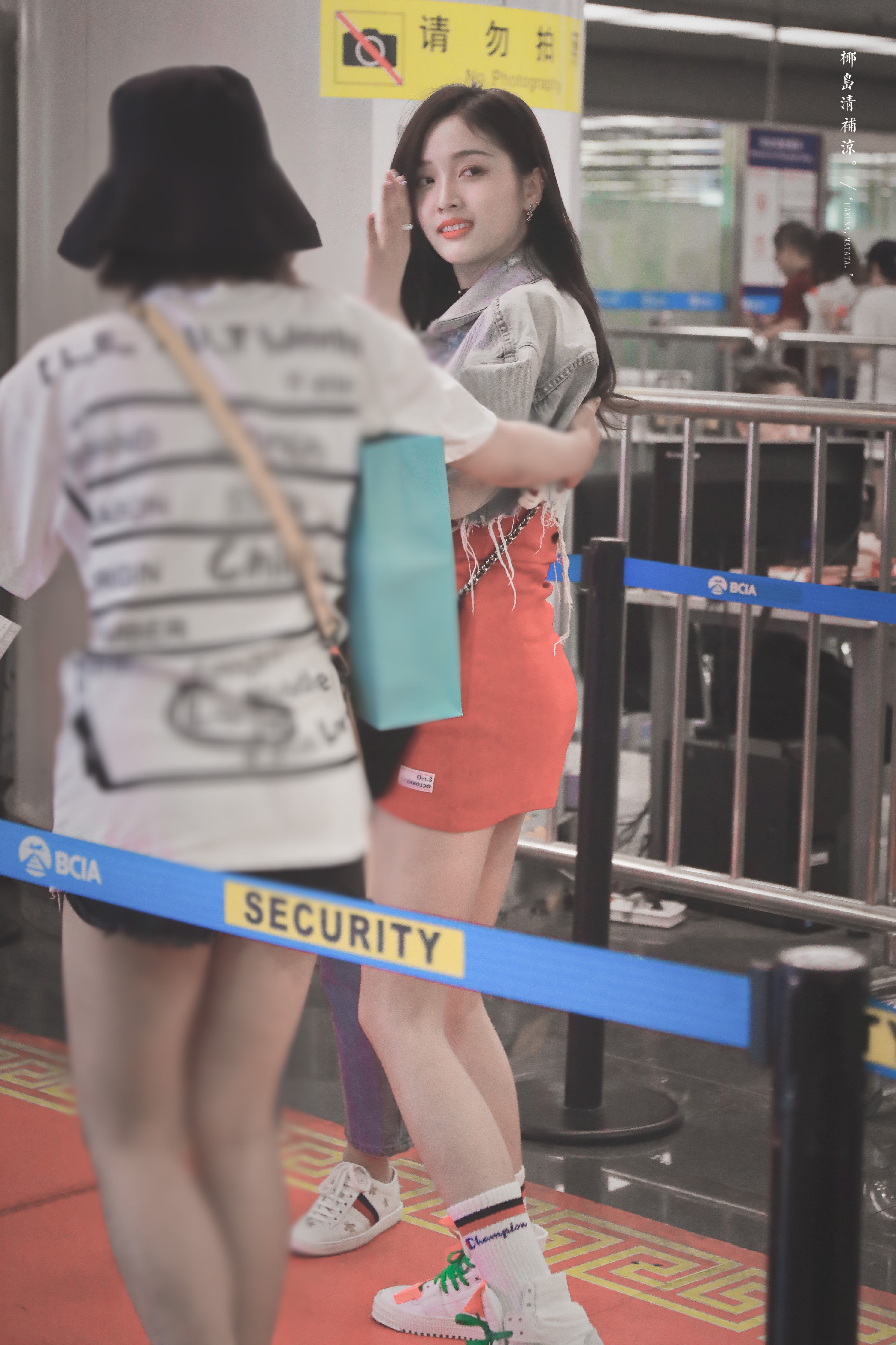 火箭少女吴宣仪穿红色连衣裙秀性感翘臀，网友:身材是真心好!