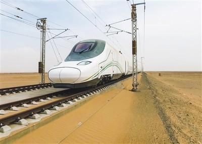 史无前例!中国在沙漠建成时速360公里高铁，外媒惊叹:奇迹