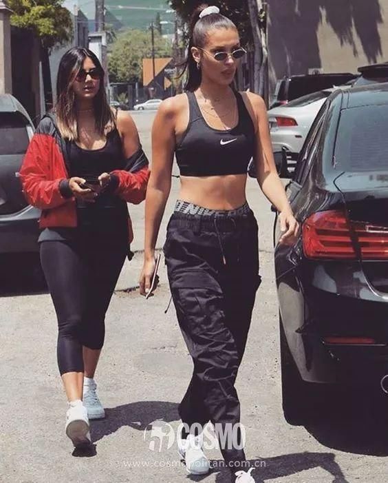 听说女明星们最近都不穿衣服出门了？