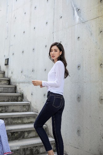 粉系少女穿着紧身衣物，把性感身材展现的凹凸有致，好像恋爱了