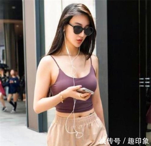 「气质」街拍:美女穿吊带长裙,气质温婉,姿态怡人