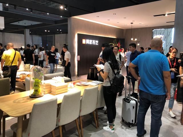 上海家具展首日人气爆棚 顾家家居闪耀时尚魅力