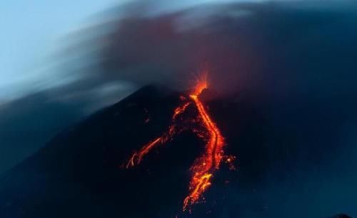 拉响警戒！欧洲火山12月再次“苏醒”，日本专家曾担心富士山喷发