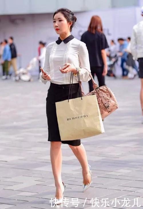 性感:街拍:女神白色的蕾丝包臀裙搭配优尖头高跟鞋,带着成熟与性感的气息