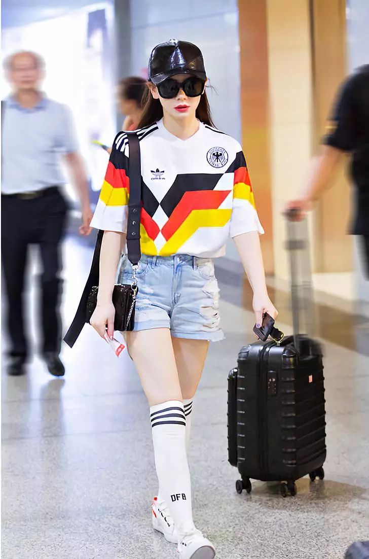 以为戚薇只是穿运动装很帅，没想到穿连衣裙这么婀娜，前凸后翘