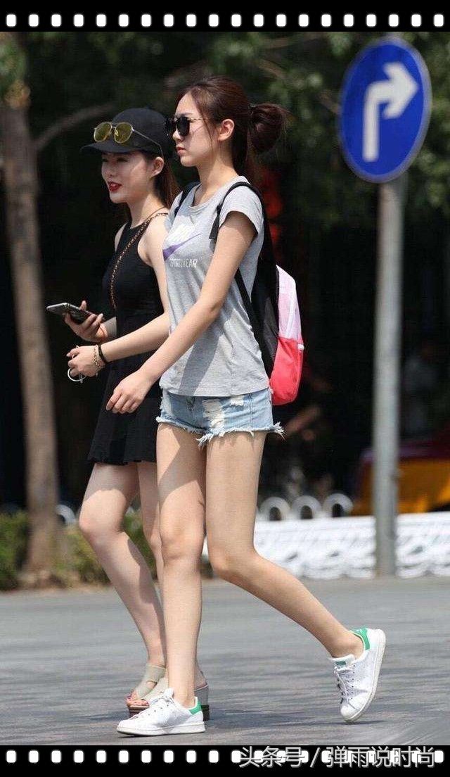 成都街拍:T恤短裤骨感型美女or超短裙丰满型美女 你喜欢谁?