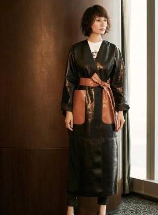 41岁袁泉霸气外漏，换了身皮衣更似女王，坐下来裤腿让人手痒