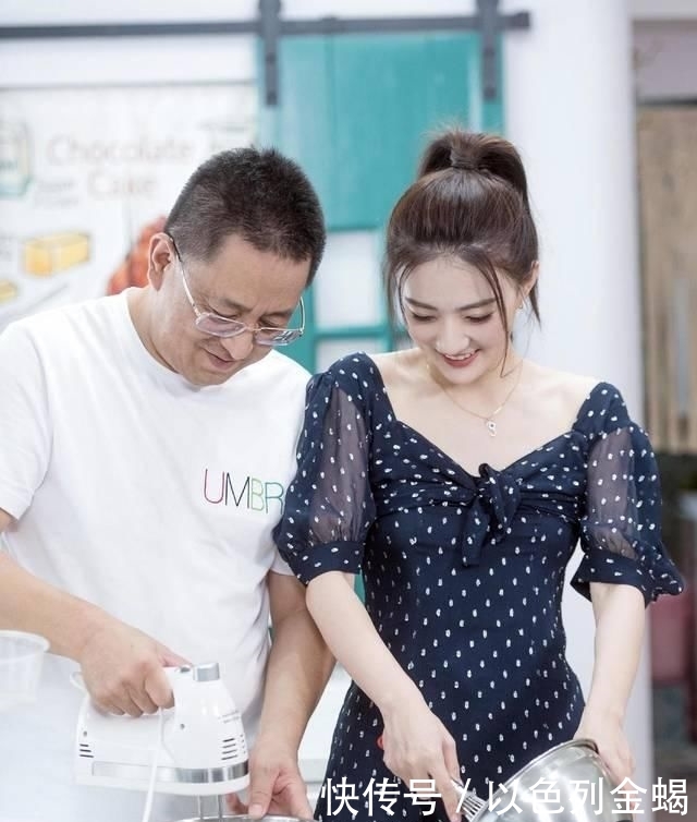 【 看起来】身穿一袭抹胸连衣裙现身活动,高级又时髦,25岁徐璐越来越“美”