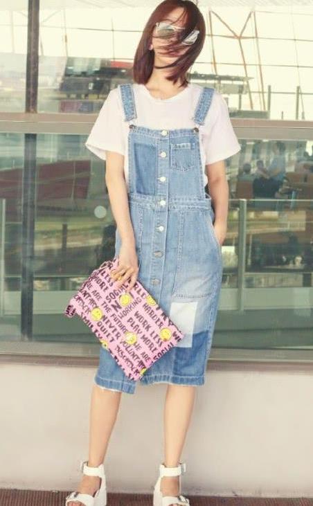 李菲儿高腰裤愣是穿成低腰, 大秀铅笔腰, 不怕走着走着就掉了?