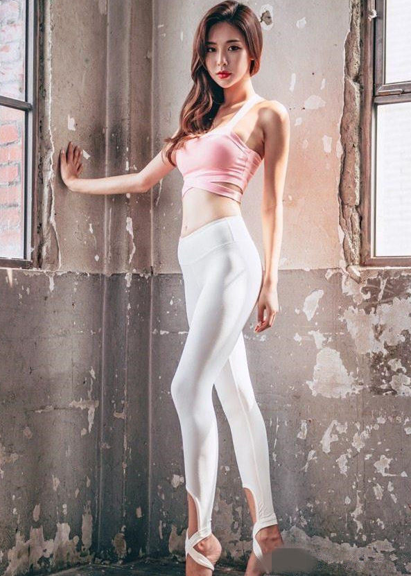 路人街拍：身材修长的打底裤美女，展现女人时尚魅力！