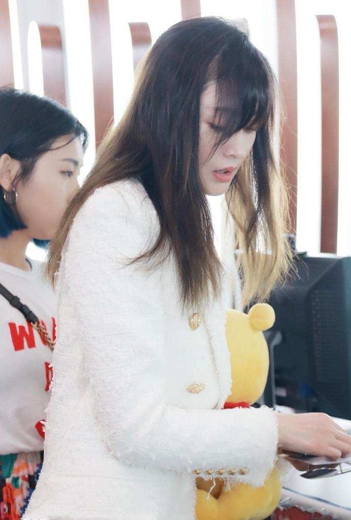 张天爱这怕是颜值巅峰了! 牛仔短裤配白色尖头鞋, 瞬间腿长一米八