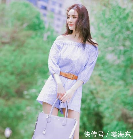 杨幂一袭夏日清凉穿搭, 那撩拨头发的样子美翻