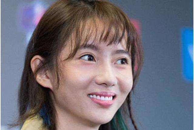 一,诺澜 胡一菲在剧中的性格火辣,当时还在校的她满脸胶原蛋白是个