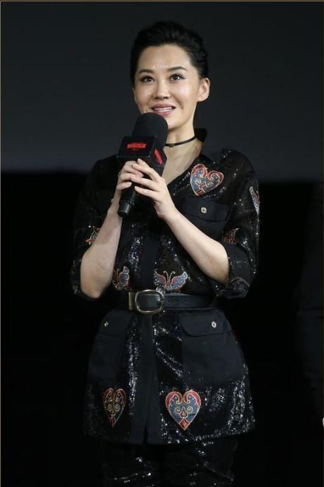 许晴终于不扮嫩了，一身黑色穿搭优雅迷人，网友：49岁就该这么穿