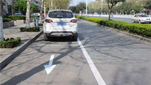 车300,这5种情况停在车位里也算违章!五一期间