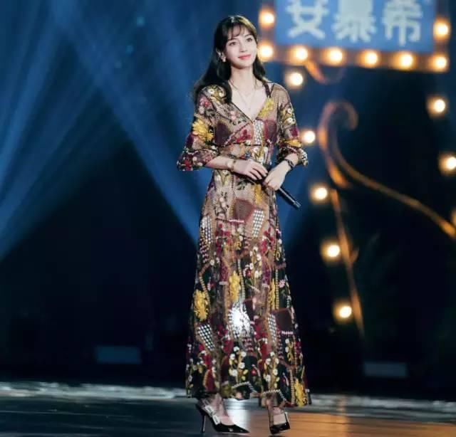 杨颖绝了，裙子扎“一百根针”看着都疼，网友:世界上最美女神!