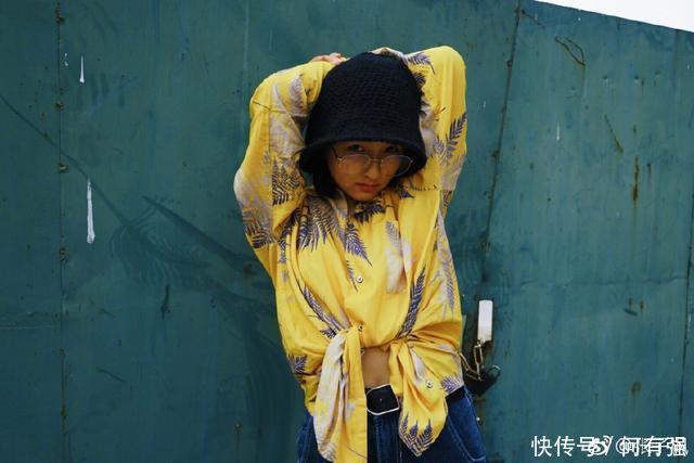 辣眼睛！张子枫穿搭青春有活力 却输在了鞋子上，网友：又穿错了