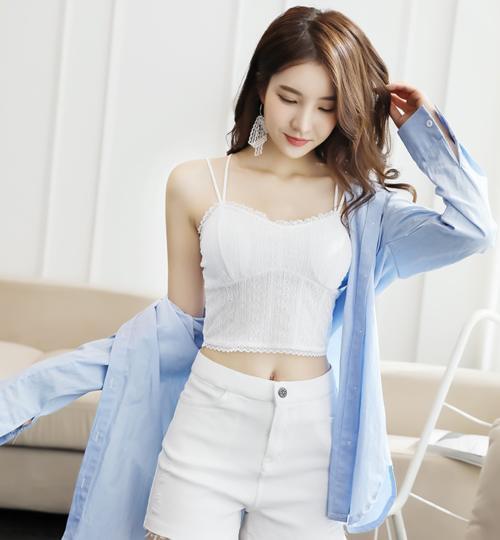 时尚街拍，吊带凸显妩媚女人味，优雅的气质很迷人