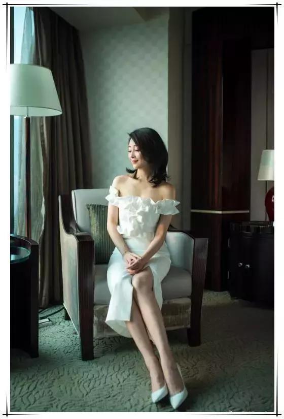 38岁殷桃为扮美,穿开叉裙秀香肩,网友:点到为止的性感恰到好处