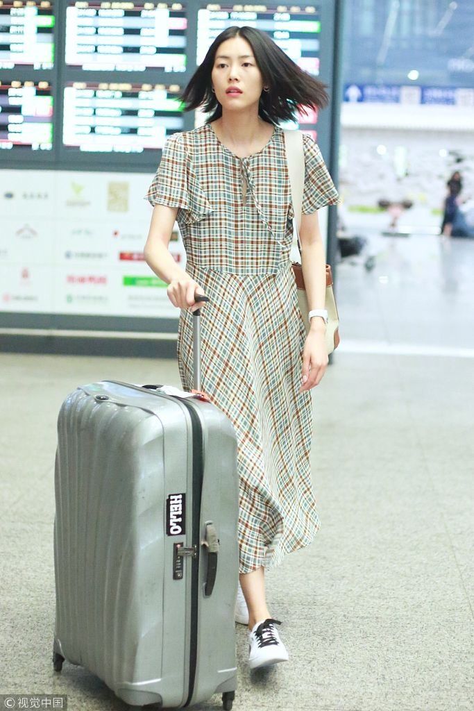 刘雯hold格子裙穿越成80年代大学生 撩发露酒窝气质清新脱俗