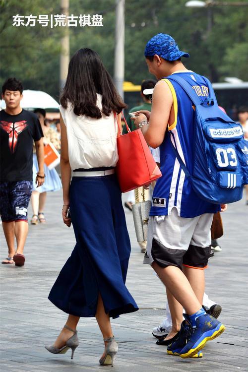 尖头细跟鞋搭配一条七分阔腿裤居然会有这么好的效果