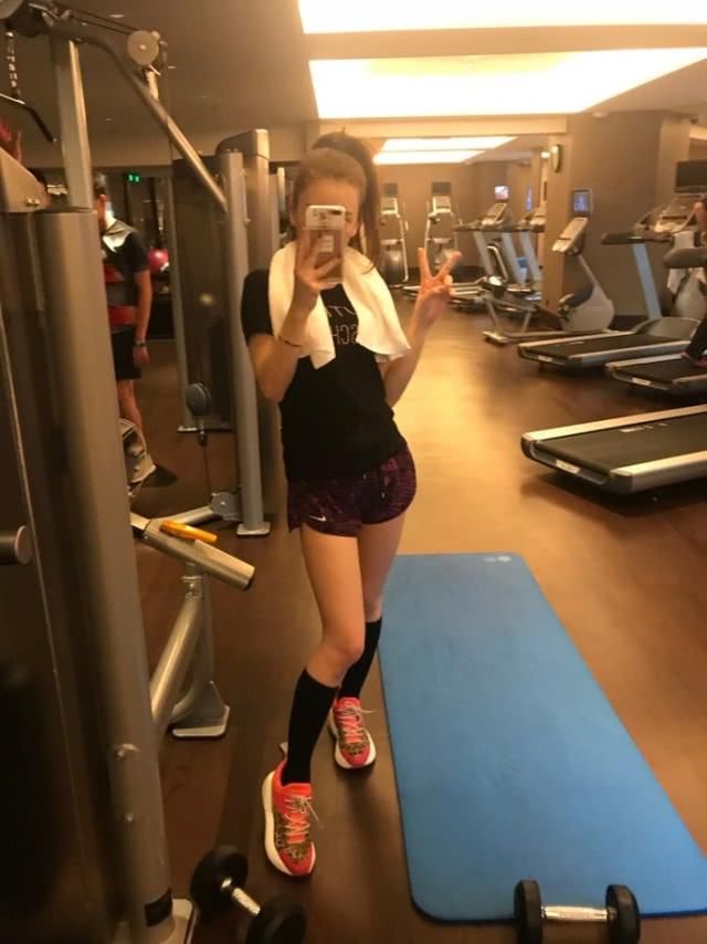 方媛健身房秀身材，网友说，天王嫂的身材就是一流