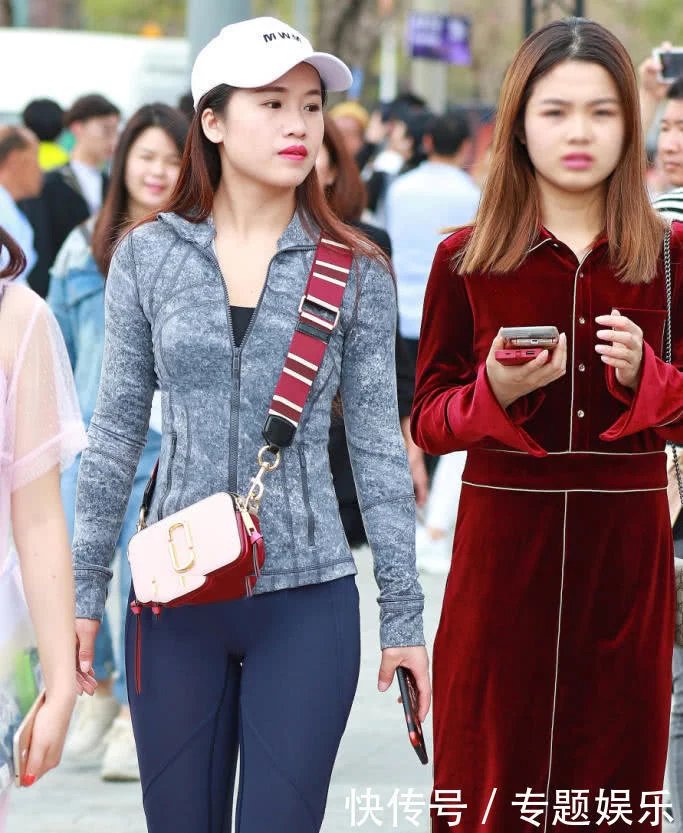 塑料姐妹花街头争相斗艳，为博眼球睡衣出门，闺蜜紧身裤勒痕明显